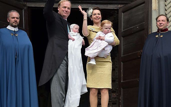 Prins Carlos, de oudste zoon van prinses Irene, en prinses Annemarie met hun dochter Cecilia zaterdag voorafgaand aan de doopplechtigheid in het Italiaanse Piacenza. beeld AFP