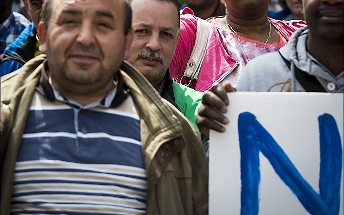 Schoonmakers protesteren uit onvrede over hun arbeidsvoorwaarden bij het hoofdkantoor van de NS. De schoonmakers eisen doorbetaling tijdens de eerste twee ziektedagen en 50 cent bruto meer loon per uur. beeld ANP