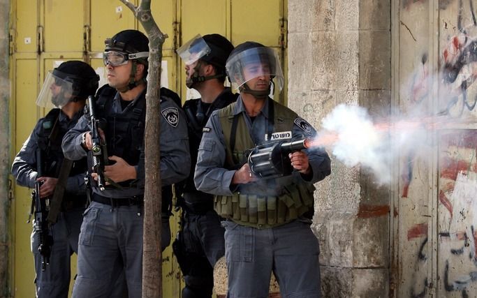 Bij protesten van Palestijnse jongeren moet de soldaten traangas en schrikgranaten afschieten. Het was het ernstigste incident in Hebron sinds maanden. Foto EPA