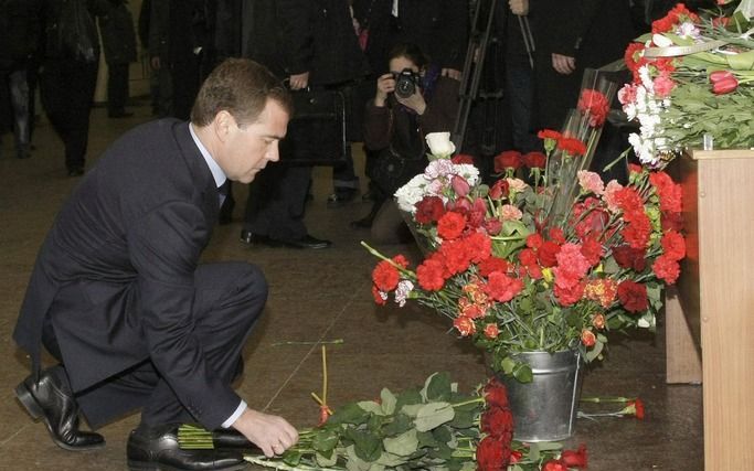 Medvedev legt bloemen bij het metrostation waar een aanslag plaatshad. Foto EPA