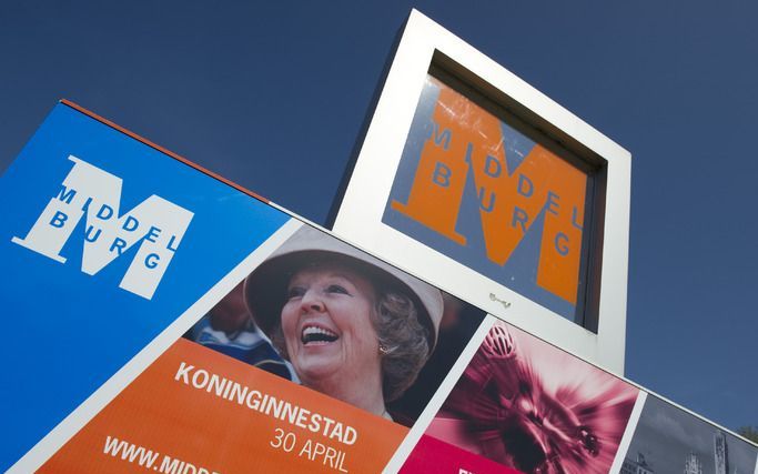 Aankondiging van Koninginnedag in Middelburg. Steeds meer winkels zijn gewoon open op 30 april. Foto ANP