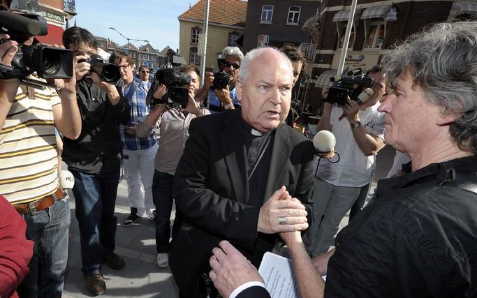 ROERMOND - Bisschop Wiertz tussen de demonstranten zaterdagmiddag in Roermond. Foto ANP