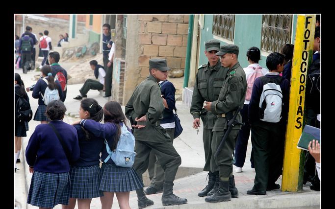 Onderwijs is het beste wapen in de strijd tegen het grootschalige geweld in Colombia, denkt pater Jaime Cuellar. In een sloppenwijk van Bogota legde hij de grondslag voor een beroepsopleiding voor jongeren. Op verzoek van president Uribe leidt hij ook voo