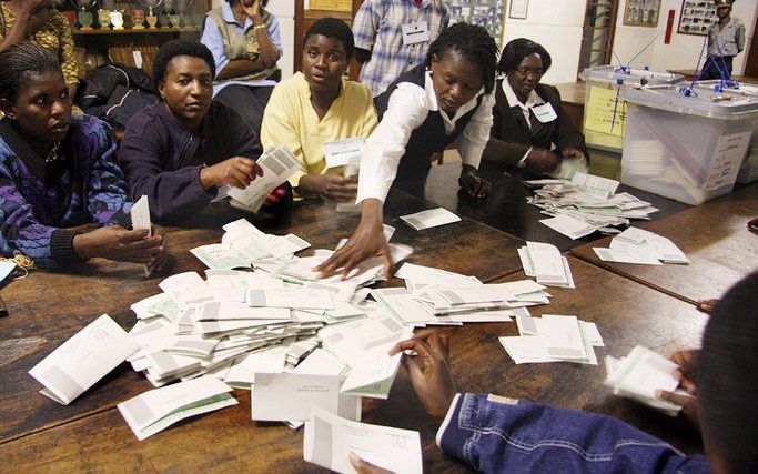 HARARE - Het tellen van de stemmen op een bureau in Harare is hier in volle gang. Foto EPA.