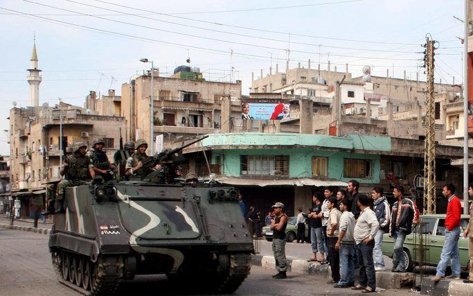 BEIROET (AP) – Gevechten tussen verschillende Druzen-milities in het bergdorp Chouweifat ten zuidoosten van de Libanese hoofdstad Beiroet hebben ten minste zestien levens geëist. Tanks in de straten van Tripoli. Foto EPA