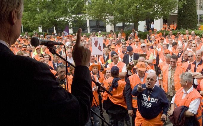 De scholieren die momenteel met hun eindexamens bezig zijn, raken steeds geïrriteerder over de stakingen in het openbaar vervoer. Foto ANP