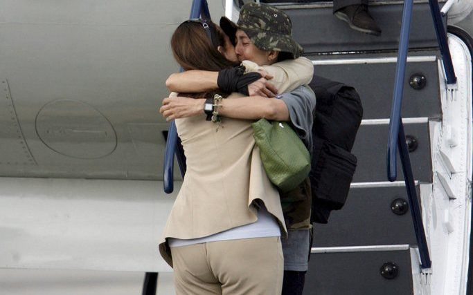 BOGOTA - Ingrid Betancourt en haar moeder, Yolanda Pulecio, dinsdag op een militair vliegveld in Bogota. Foto EPA