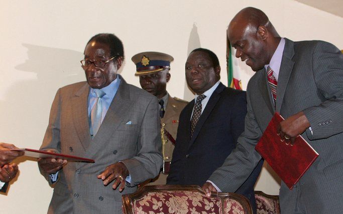 HARARE - Het feit dat deze week in de Zuid-Afrikaanse hoofdstad Pretoria onderhandelingen beginnen over machtsdeling tussen de Zimbabwaanse president Robert Mugabe en oppositieleider Morgan Tsvangirai, betekent niet dat de positie van Mugabe is verzwakt. 