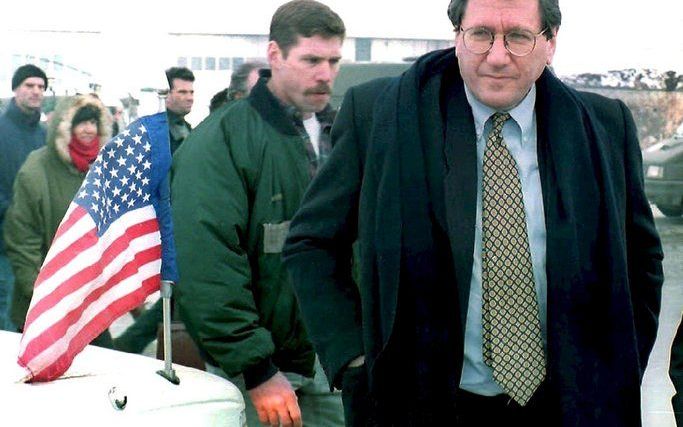 Richard Holbrooke (rechts) komt in 1996 aan in Sarajevo om te onderhandelen met de Bosnische regering. Volgens Karadzic is een deal gesloten tussen hem en Holbrooke. Foto EPA