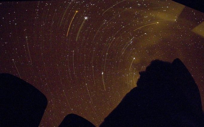 In het Planetron in Dwingeloo kijken bezoekers door een telescoop naar vallende sterren, vorig jaar. Foto ANP