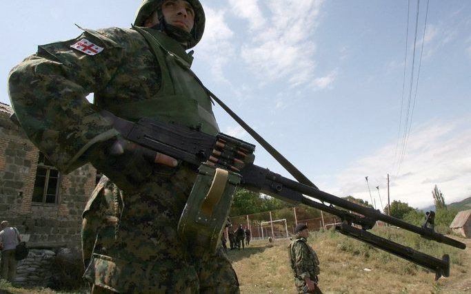 Geogische soldaten houden de omgeving in de gaten in Zuid-Ossetië. Foto EPA