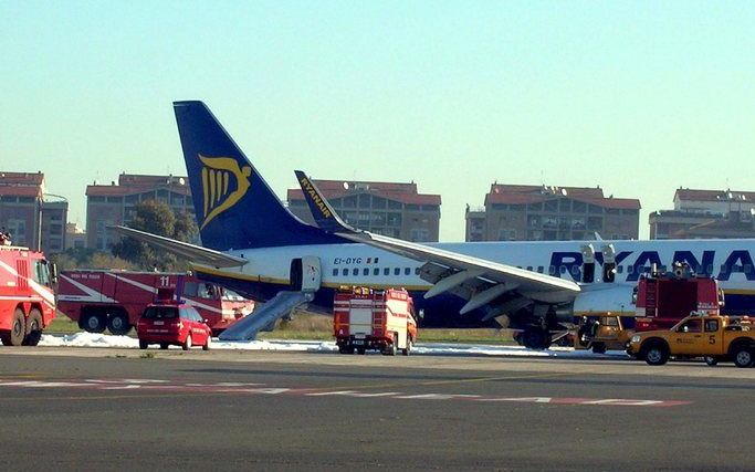 Veiligheidsdiensten bij het vliegtuig van Ryanair dat zojuist een noodlanding heeft gemaakt. Foto EPA