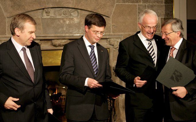 Premier Balkenende krijgt de prijs samen met de Belgische premier Yves Leterme en de Luxemburgse minister-president Jean-Claude Juncker, omdat ze zich verdienstelijk hebben gemaakt voor de betrekkingen tussen de Benelux-landen en Noord-Rijnland-Westfalen,