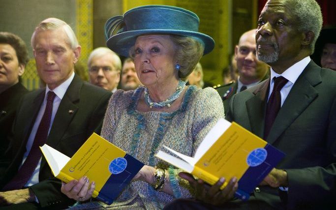 DEN HAAG - Koningin Beatrix tussen oud-minister Bot en de vroegere secretaris-generaal van de Verenigde Naties, Kofi Annan. Foto ANP