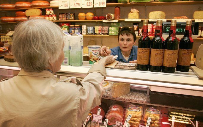 AMSTERDAM - Door de slechtere economische omstandigheden verdwijnen er dit jaar 30.000 tot 50.000 banen in het midden- en kleinbedrijf (mkb). Foto: Delicatessenwinkel Den Haag. - Foto ANP