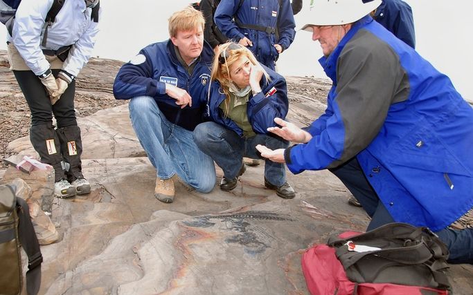 TORRES DEL PAINE – Judith Pardo geeft prins Willem Alexander en prinses Máxima uitleg bij fossiele resten van een ichthyosaurus in Torres del Paine National Park in Chili. De prins, die vrijdag met zijn vrouw doorreisde naar de zuidpool, is begonnen met z