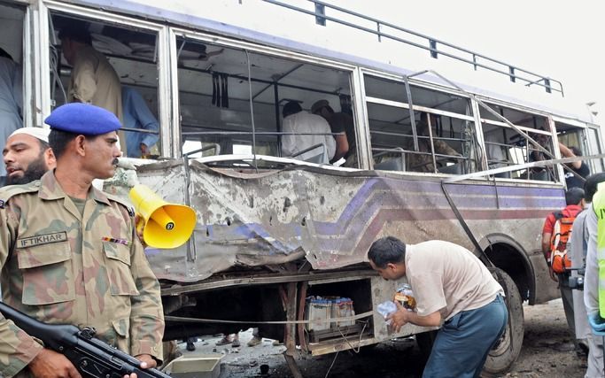 RAWALPINDI – Een bus met ambtenaren in de Pakistaanse stad Rawalpindi, de thuisbasis van het regeringsleger, is donderdag getroffen door een aanslag. Daarbij vielen volgens de plaatselijke politie een dode en 29 gewonden. Foto EPA