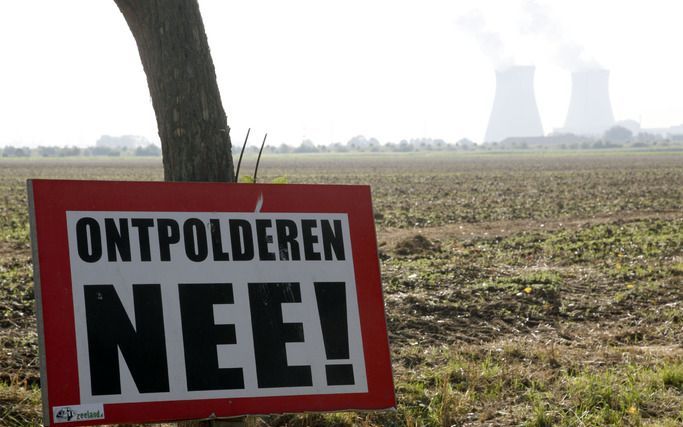 NIEUW-NAMEN – Boer Ewald Baecke, druk doende met de uienoogst, twijfelt er geen moment aan dat de Zeeuws-Vlaamse Hertogin Hedwigepolder behouden blijft. „Ontpolderen stuit de Zeeuwen tegen de borst.” Foto's Camile Schelstraete