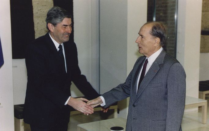 PARIJS - Archieffoto van de overleden Franse president Mitterand (r) en de voormalige Nederlandse premier Lubbers. Foto EPA