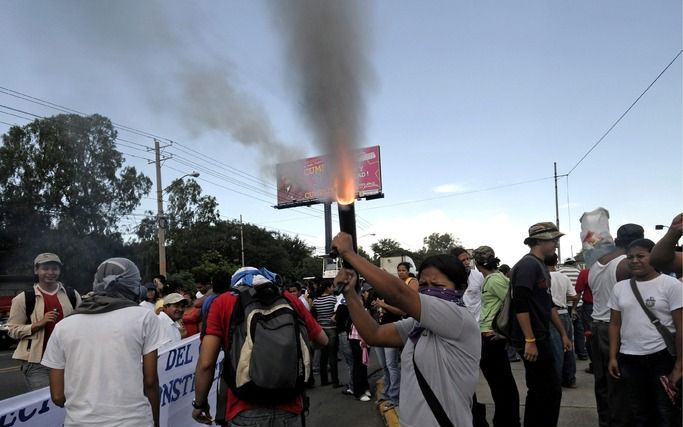 Een woedende menigte heeft donderdag de Amerikaanse ambassade in de Nicaraguaanse hoofdstad Managua belaagd. Duizenden betogers bestookten het pand met stenen en zelf gemaakte explosieven. Foto EPA