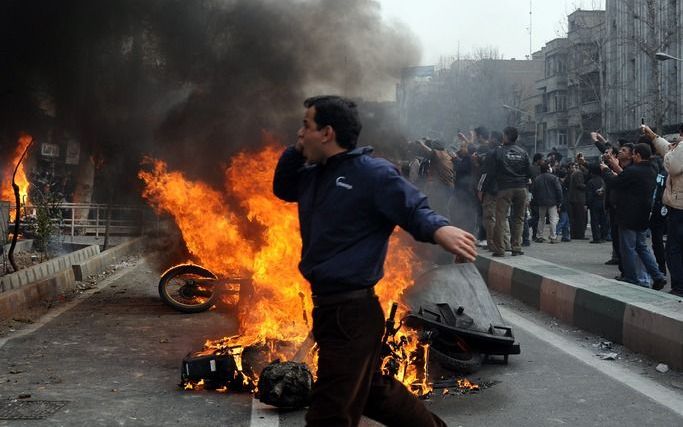 TEHERAN – De betogingen in Iran tegen de regering van dat land zijn het werk van de Verenigde Staten en Israël. Dit heeft de Iraanse president Mahmoud Ahmadinejad dinsdag gezegd. Foto EPA