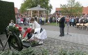 WAARDE – Kinderen leggen een krans bij het oorlogsmonument in Waarde. Daar werden zaterdagavond de slachtoffers van de Tweede Wereldoorlog herdacht. In 1944 stortte een bommenwerper in het dorpje op Zuid Beveland neer. FotoL: Duo Foto