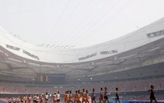 Het nationale stadion van Peking, ook wel het Vogelnest, is klaar voor de opening van de Spelen. Foto EPA