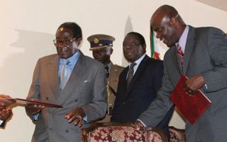 HARARE - President Robert Mugabe van Zimbabwe en oppositieleider Morgan Tsvangirai hebben zondag met elkaar onderhandeld over het delen van de macht in het Afrikaanse land. Ze zouden maandag verder praten. Dat zei Mugabe vannacht na afloop van veertien uu