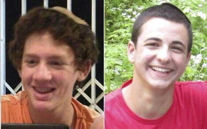 HEBRON.De drie vermiste tieners, die gisteren dood werden aangetroffen.  V.l.n.r.: Eyal Yifrach (19), Naftali Frenkel (16) en Gilad Shaar (16). beeld AFP