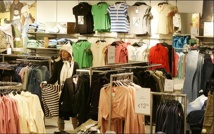 BRUSSEL - Er moeten Europese standaardmaten komen voor kleding. Daarmee kan een einde gemaakt worden aan de verwarring bij consumenten. Een commissie van het Europees Parlement heeft zich donderdag in ruime meerderheid uitgesproken voor dit idee. Foto ANP