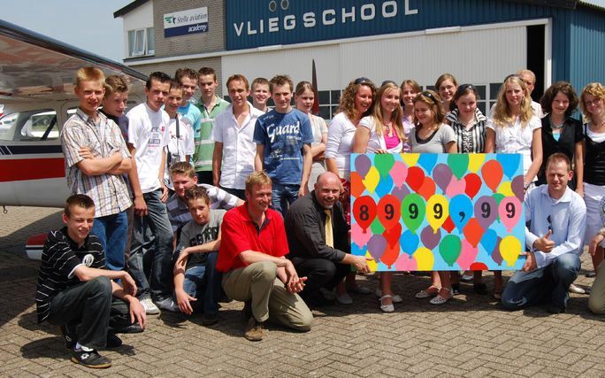 TEUGE – Leerlingen van de Jacobus Fruytier Scholengemeenschap presenteerden op vliegveld Teuge de opbrengst van hun actie voor de MAF.