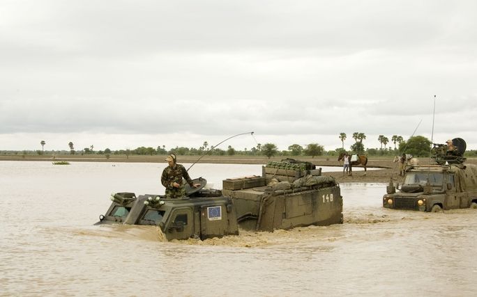 BEIDA - Nederlandse mariniers waden in het oosten van Tsjaad met hun Vikings door volgestroomde wadi's (drooggevallen riviertjes die in het regenseizoen vollopen). Foto ANP