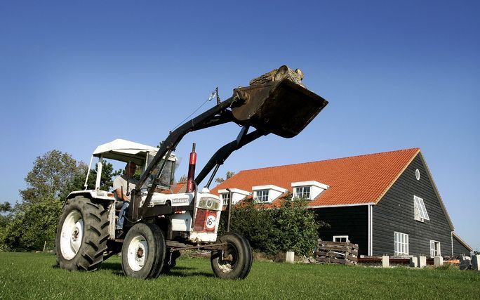 Boeren hoeven voorlopig graafwerkzaamheden tot 50 centimeter diep niet te melden. Dat heeft minister Van der Hoeven van Economische Zaken dinsdag aan de Kamer laten weten. Foto ANP