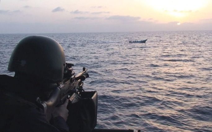 Een Zweedse marinier houdt piraten in de gaten voor de kust van Somalië. Foto EPA