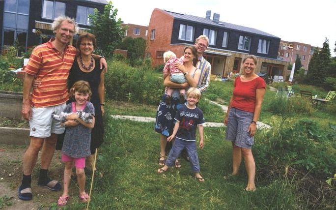 De Driehuizenhof in Nijmegen komt uit de koker van vijf volwassenen. De moestuin blijft hun gezamenlijke project. Foto uit besproken boek