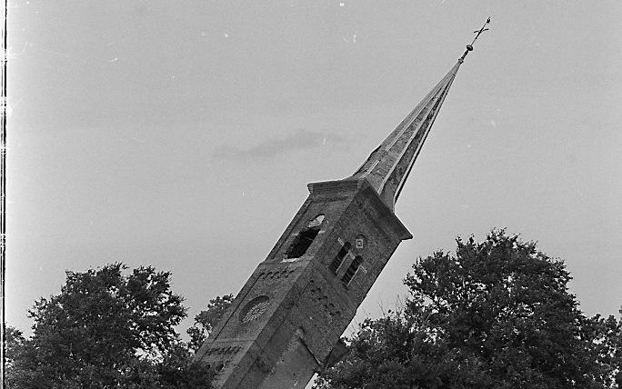 „Afgestoten dorpskerk moet ontmoetingsplek blijven”, aldus een van de sprekers op het symposium van de Stichting Oude Groninger Kerken. Op de foto een kerk in Barsingerhorn die in 1968 werd opgeblazen omdat een restauratie niet meer rendabel was. Foto ANP