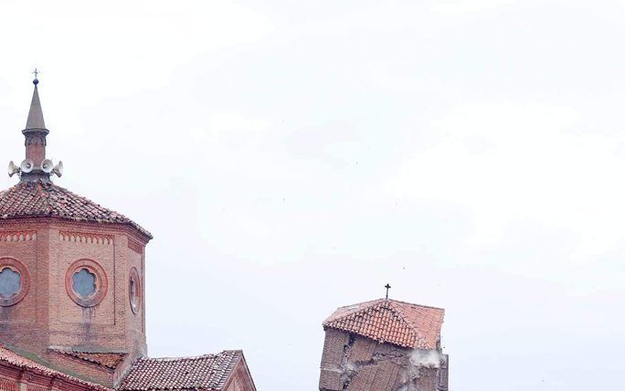 Een kerk in Italië stort in als gevolg van schade door aardbevingen de afgelopen maanden. Foto EPA