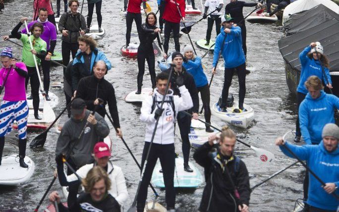 145 staande peddelaars trokken maandag door de Amsterdamse grachten. Foto ANP