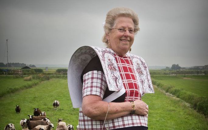 Evertje Poort-Huijgen (74) uit Eemdijk in de zondagse dracht van Bunschoten-Spakenburg. Beeld RD, Henk Visscher