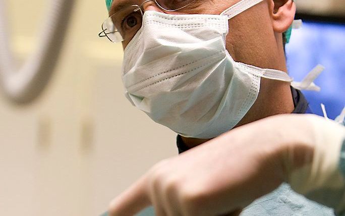 Tal van jonge opgeleide specialisten nemen noodgedwongen de wijk naar het buitenland. Foto: een cardioloog. beeld ANP