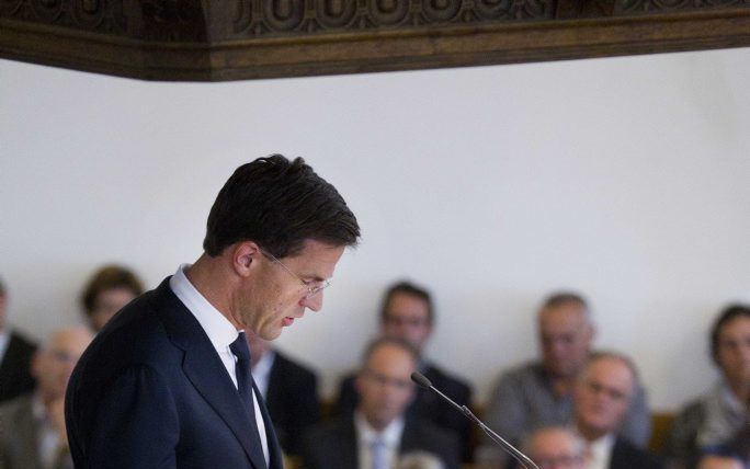 Premier Rutte spreekt de aanwezigen toe in de Oude Kerk in Putten tijdens de herdenking van de razzia van 70 jaar geleden. beeld ANP