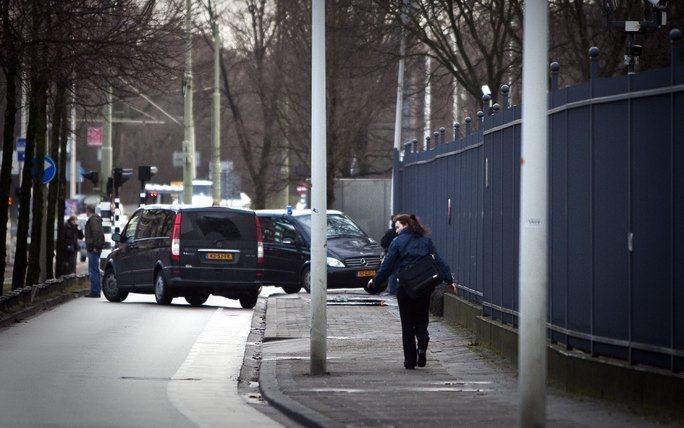 De auto met daarin Radovan Karadzic komt maandagochtend aan bij het Joegoslavie-Tribunaal in Den Haag. Foto ANP