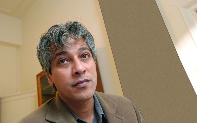 Anil Ramdas, columnist voor NRC Handelsblad, vindt het niet erg als iemand gelovig is. „Ik zal daar niemand mee om zijn oren slaan. Maar de onnatuurlijke ernst die sommige gelovigen uitstralen, daar kan ik niet goed tegen.” Foto Paul Dijkstra