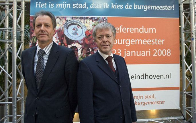 EINDHOVEN (ANP) - De PvdA'ers Verbeek (r.) en Rob van Gijzel (l.) denken niet dat hun politieke signatuur een lage opkomst voor het burgemeestersreferendum zal betekenen. Foto ANP