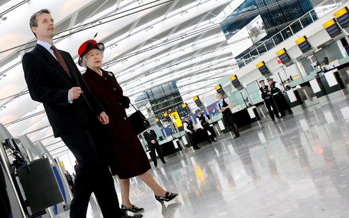 LONDEN (AP) – Koningin Elizabeth II heeft vrijdag de nieuwe Terminal 5 van de Londense luchthaven Heathrow geopend. De beveiliging was hoog opgeschroefd omdat nog geen 24 uur eerder een man met een rugzak een startbaan van Heathrow opgerend was. Foto EPA