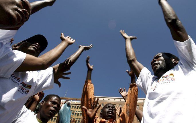 JOHANNESBURG - Aanhangers van MDC zingen tijdens een protestbijeenkomst. Foto EPA