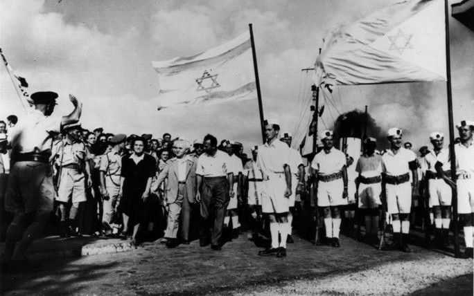 Met het uitroepen van de staat Israël in mei 1948 komt er een einde aan het Britse mandaat over Palestina. Foto: de laatste Britse troepen vertrekken op 30 juni 1948, in aanwezigheid van de Israëlische premier David Ben Gurion. Foto ANP