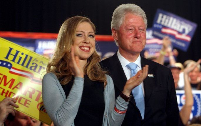 Chelsea en Bill Clinton tijdens de campagne van Hillary. Foto EPA