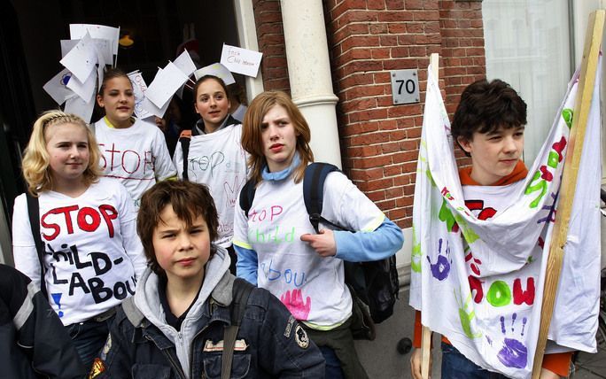 Verschillende fracties dringen aan op meer internationale maatregelen tegen kinderuitbuiting, zoals een boycot van producten waaraan kinderhanden hebben meegewerkt. Maar Nederland staat tot op de dag van vandaag alleen, aldus Koenders. Foto ANP