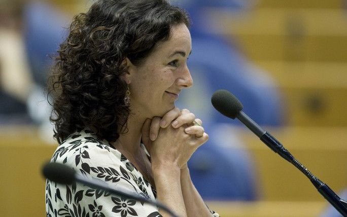 DEN HAAG - Om vaders de tijd te geven zich te hechten aan hun baby, dienden GroenLinks-Kamerleden Halsema (foto) en Van Gent vorig jaar op Vaderdag een initiatiefwet in om het vaderverlof van twee dagen te verruimen naar twee weken. De partij wil mannen o